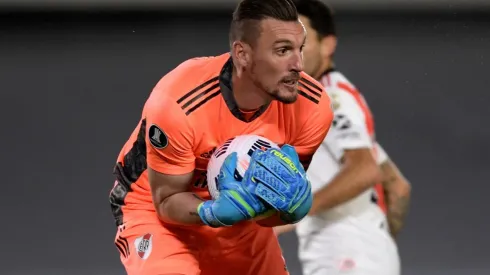 El arquero millonario volvió al arco después de haberse contagiado coronavirus.