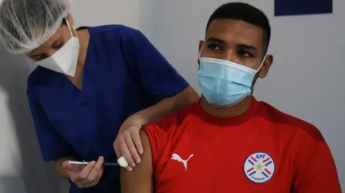 El defensor recibió la primera dosis de la vacuna contra el coronavirus.