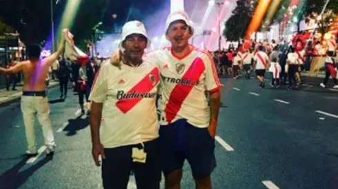 Gustavo Oberman junto a su padre luego de la final entre River y Boca de la Copa Libertadores 2018 en el Obelisco.