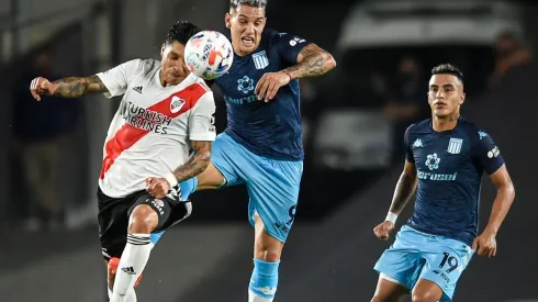 Enzo Copettí disputa la pelota con Enzo Pérez. Ambos llevan su nombre por Francescoli, el volante de River es diez años mayor.