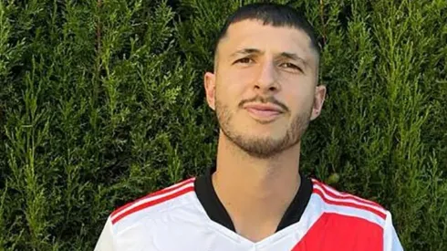 Guido posó con la camiseta del Millonario y la medalla.