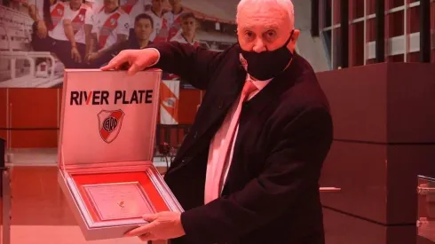 Norberto Alonso fue homenajeado a 50 años de su debut oficial en River.