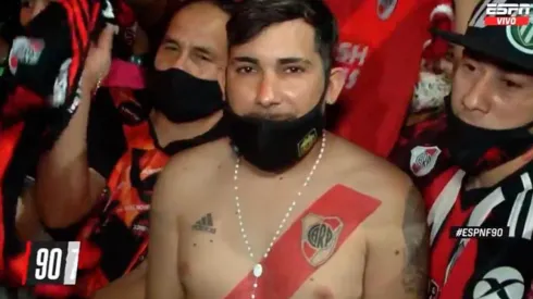 La imagen de la noche: el hincha de River que tiene tatuada la banda roja.