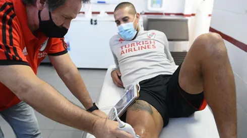 El doctor Pedro Hansing usando los nuevos equipos médicos.