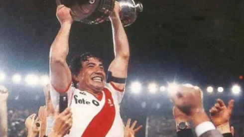 Américo Ruben Gallego levanta la primera Copa Libertadores de la historia de River.