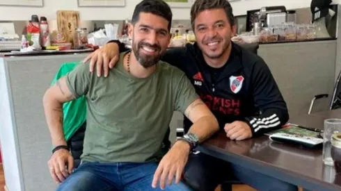 Sebastián Abreu estuvo presente en el River Camp para presenciar el entrenamiento del Más Grande y charlar con Marcelo Gallardo.