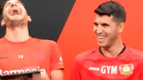 Lucas Alario y Exequiel Palacios se tentaron al intentar enseñarle a los hinchas del Bayer Leverkusen algunas expresiones en español.