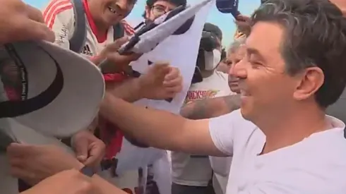 Marcelo Gallardo saludó a los hinchas que se acercaron al River Camp.