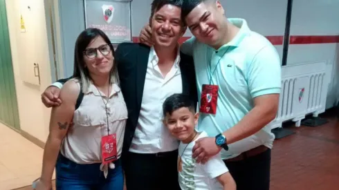 Marcelo Gallardo junto a Brian Velázquez y su familia en el Monumental luego de la fiesta por el tercer aniversario de la Copa Eterna.