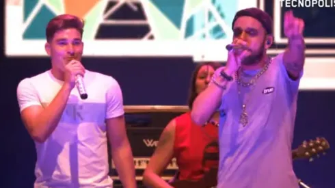 Julián se subió al escenario y cantó dos temas junto a Los Caligaris.