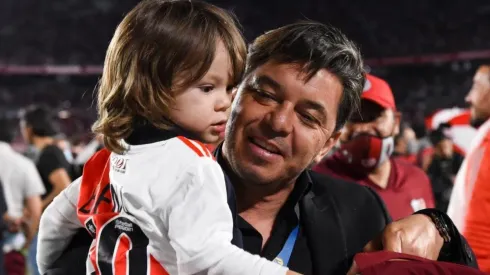 Marcelo Gallardo con su hijo Benjamín en la consagración de la Liga Profesional.