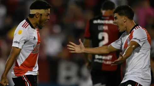Abrazo de gol entre Robert Rojas y Julián Álvarez.