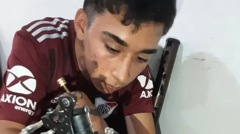 Francisco se tatuó el nuevo escudo de River.