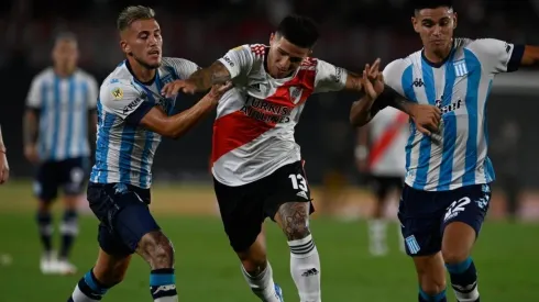 Enzo Fernández durante el clásico con Racing.