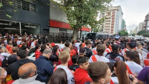 Hubo demoras en los ingresos al Estadio Monumental.