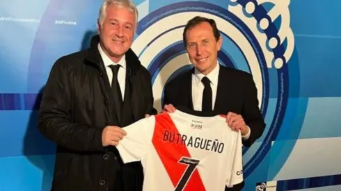 Matías Patanian le obsequió a Emilio Butragueño una camiseta de River en el aniversario del Real Madrid