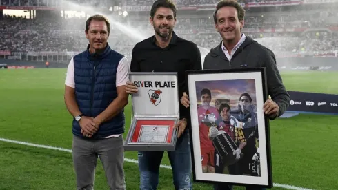 Jorge Brito e Ignacio Villarroel le entregaron una plaqueta y un cuadro a Germán Lux en la previa al duelo entre River y Gimnasia.