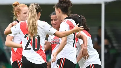 El abrazo para la goleadora Carolina Birizamberri, quien le dio el triunfo a las Millonarias.