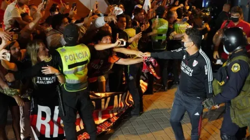 La llegada del Millonario a Lima y la ovación para el Muñeco