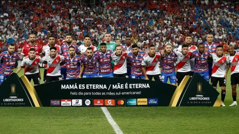 River y Fortaleza posaron juntos en la previa del partido por la cuarta fecha del Grupo F de la Copa Libertadores.