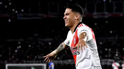 Juanfer no solo saca sonrisas con la pelota en los pies...