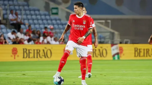Pelota al pie y cabeza levantada, así se presentó Enzo Fernández en el Benfica.