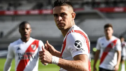 Rafael Santos Borré mantiene como foto de perfil en sus redes sociales una foto levantando la Copa Libertadores en el Santiago Bernabéu.