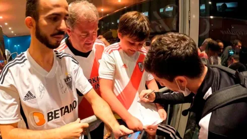 Nacho Fernández saludó a los hinchas de River que lo esperaron en la puerta del hotel de Río de Janeiro donde concentró Atlético Mineiro. Los fanáticos del Más Grande le pidieron que vuelva.