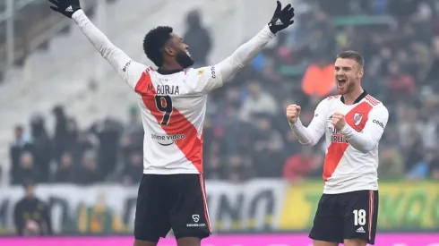 Lucas Beltrán y Miguel Ángel Borja se entendieron muy bien en los minutos que compartieron en cancha ante Aldosivi.
