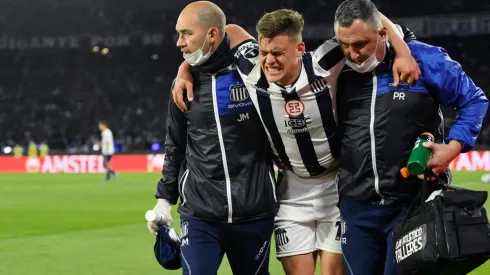 El ex delantero de River se retiró del campo de juego con muchísimo dolor.