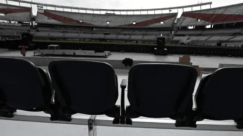 Los primeros asientos de color negro se instalaron en el Monumental.