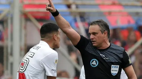 Paulo Díaz discute con Patricio Loustau en la última victoria del Millo por torneo local, ante San Lorenzo en el Bajo Flores.