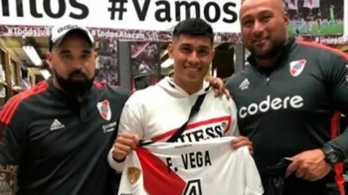 Federico Vega con la camiseta que le regalaron.