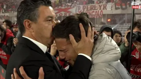 Como si fuera el Papa Francisco, el joven quebró en llanto al abrazarse con el Muñeco.