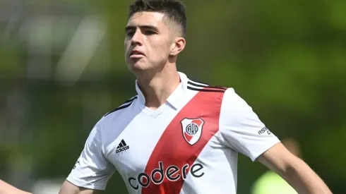 El delantero debe firmar su primer contrato antes del 30 de noviembre.