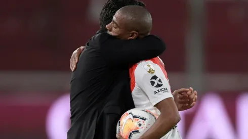 El sentido abrazo entre el Muñeco y De La Cruz