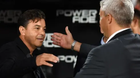 El saludo entre el Muñeco y Hernán Crespo, en la previa del último cruce en el Monumental.