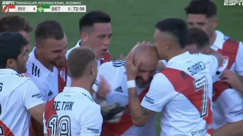 Todos los jugadores del Millonario despidieron a su capitán.