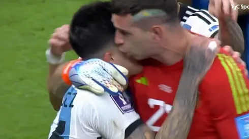 Entre risas, Dibu le pasó factura a Enzo por el penal que erró.