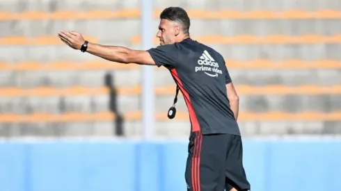 Martín Demichelis dando indicaciones en la práctica del Más Grande en San Luis.