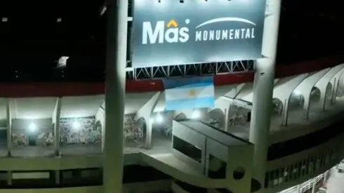 La bandera Argentina en el Monumental.