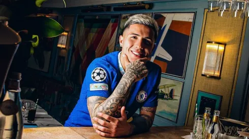 Así posó Enzo Fernández en su presentación en el Chelsea.