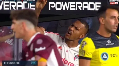 El cruce de Rondón con Laucha Acosta sobre el final del partido.