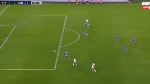 Por milímetros, Paradela no marcó uno de los mejores goles del año.