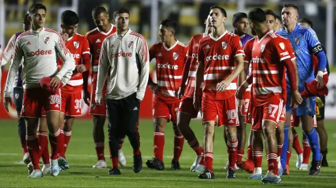 MIRAFLORES, BOLIVIA - APRIL 04: Franco Armani (R) goalkeeper of River Plate and teammates react after losing the Copa CONMEBOL Libertadores 2023 group D match between The Strongest and River Plate at Estadio Hernando Siles on April 04, 2023 in Miraflores, Bolivia. (Photo by Gaston Brito Miserocchi/Getty Images)