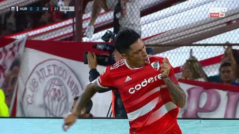 Enzo se besaba el escudo luego de capturar el rebote del penal.