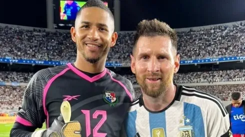 José Guerra también se llevó de recuerdo una foto con Messi.
