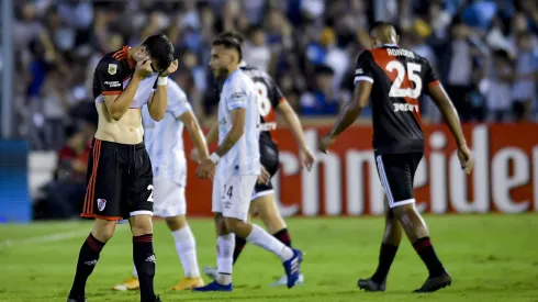 Paradela quiere esconderse debajo de la camiseta después de la irresponsabilidad que cometió. (Foto: Getty).