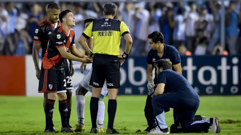 TUCUMAN, ARGENTINA - APRIL 28: Jose Paradela of River Plate reacts after being rejected from the game by referee Fernando Rapallini (Not in Frame) during a Liga Profesional 2023 match between Atletico Tucuman and River Plate at Estadio Monumental Jose Fierro on April 28, 2023 in Tucuman, Argentina. (Photo by Marcelo Endelli/Getty Images)