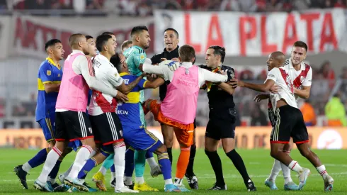 Se pudrió todo en el final y hubo repartija de golpes. (Foto: Getty).